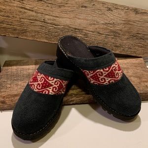 WOMEN’S PERU CLOGS.